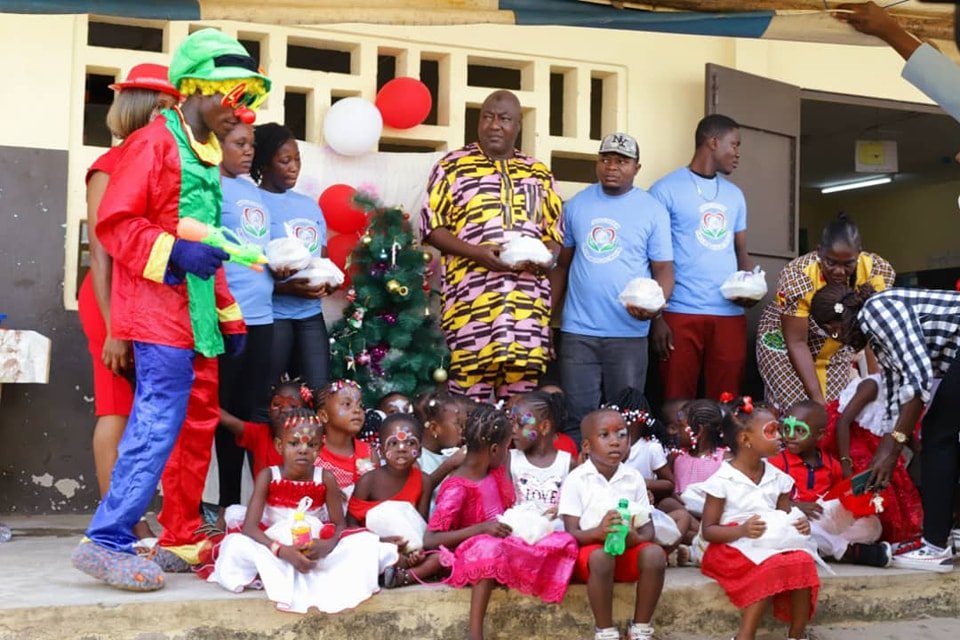 PARTAGE DE REPAS DE NOEL AUX ELEVES DE L'ECOLE GABRIEL DADIE BAD REMBLAIS DE KOUMASSI